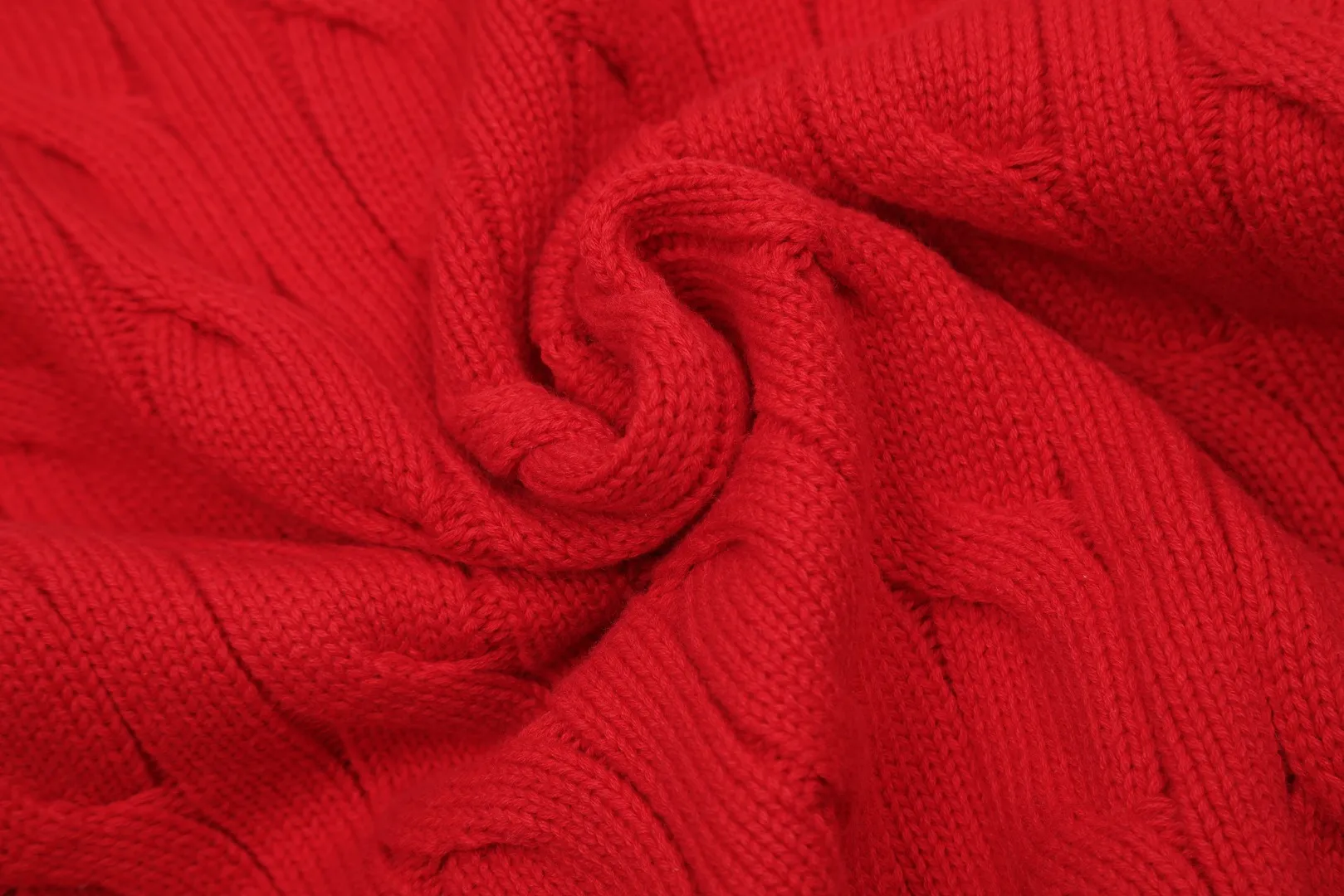 🅿️230 "Top quality" Style number: DS006# [Ralph Lauren round neck solid color pony embroidered logo twist knitted cardigan] ✅Ralph Lauren classic basic versatile knitted cardigan jacket for all seasons ✅Main supplier platform live broadcast Wholesale entity Replacement if out of stock No removal from shelves ✅ZP quality 1:1 version Scan code to enter the GF website Counter quality ✅Detailed quality The only one in Guangzhou Imported quality cotton yarn Focusing on high-end, cost-effective, and good quality. Needless to say, the version is restored to the original version. The maximum size can be worn up to 160 pounds. Loose, comfortable and stress-free. ✅The upper body is simple and easy to match. A must-have for goddess ootd. Good-looking clothes are never picky. A must-have in the goddess’ wardrobe. Size: S-XL. Color: Black, navy, off-white, gray, light blue, light pink, colorful blue, khaki, bright yellow, purple, Chinese red, turquoise green.